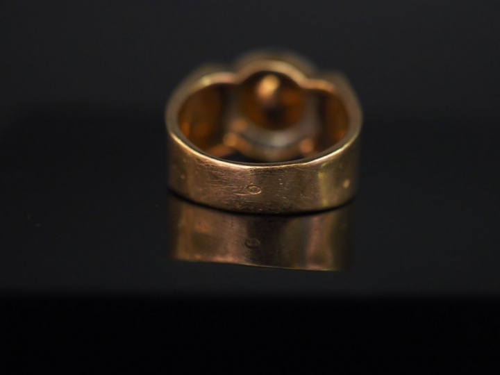 Bague en or jaune, sertie en son centre d'une perle entourée de dix pe