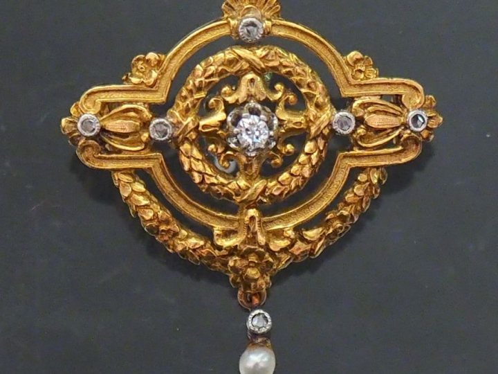 Broche Napoléon III de style Louis XVI en or jaune, à décor de guirlan