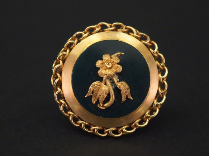 Broche/pendentif Napoléon III en or jaune et jaspe sanguin, à décor en