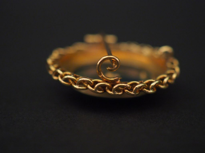 Broche/pendentif Napoléon III en or jaune et jaspe sanguin, à décor en