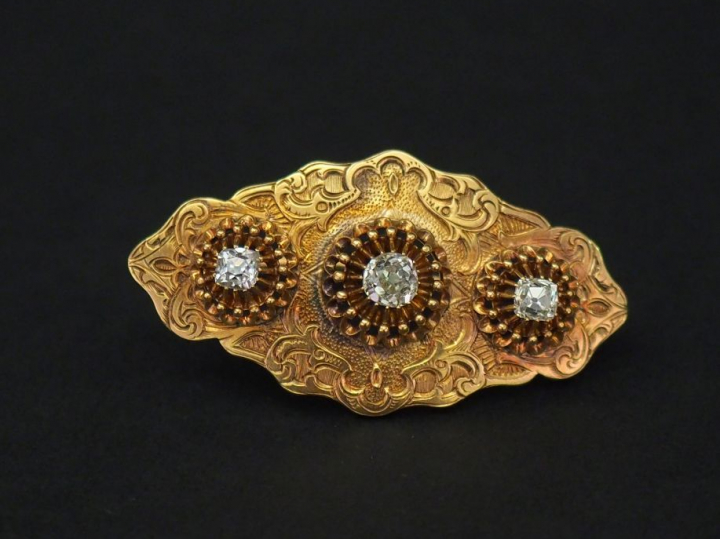Broche polylobée Napoléon III en or jaune, à décor de rinceaux et sert