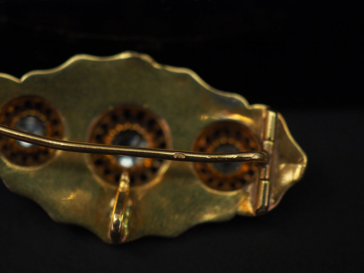 Broche polylobée Napoléon III en or jaune, à décor de rinceaux et sert