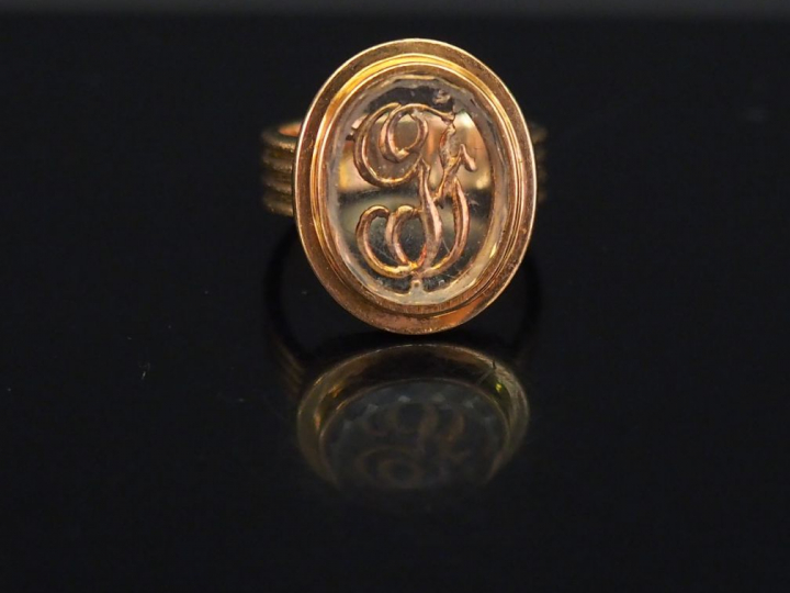 Bague Napoléon III en or jaune et verre, à décor de monogramme. Anneau