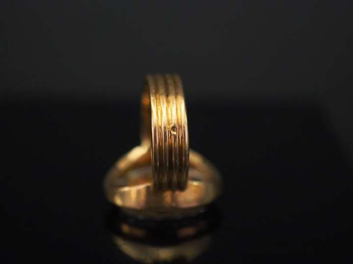 Bague Napoléon III en or jaune et verre, à décor de monogramme. Anneau