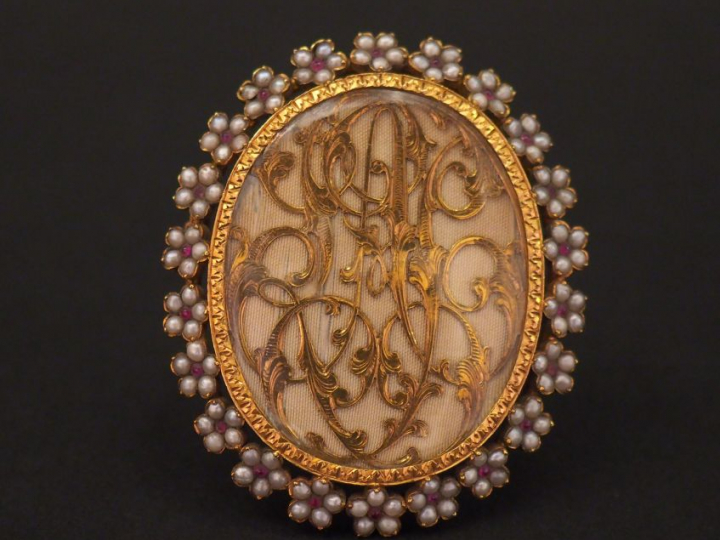 Broche ovale Napoléon III en or jaune, à décor ajouré de monogramme. L