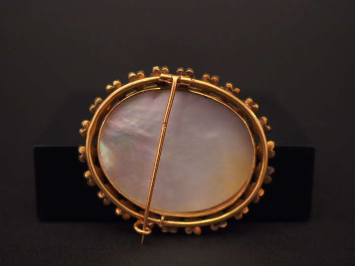 Broche ovale Napoléon III en or jaune, à décor ajouré de monogramme. L