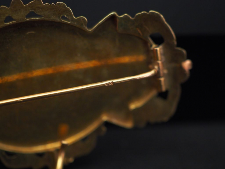 Broche Napoléon III en or jaune et émail polychrome, à décor d'un pays