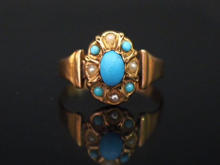 Bague Napoléon III en or jaune en forme de fleur, sertie en son centre