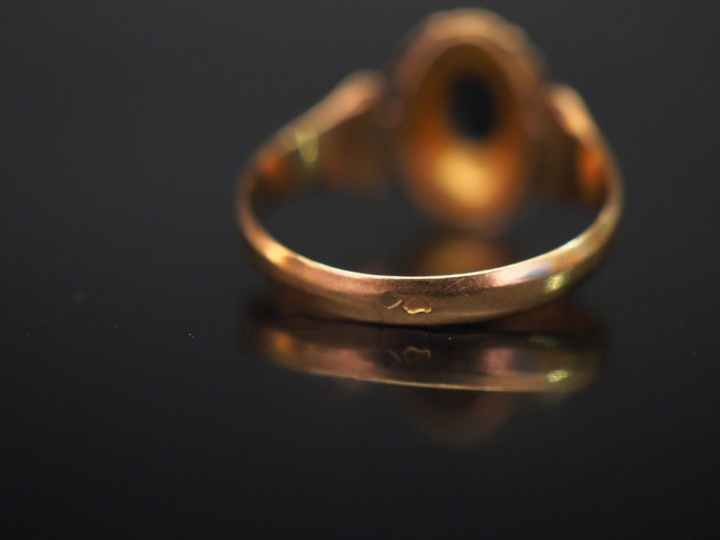 Bague Napoléon III en or jaune en forme de fleur, sertie en son centre