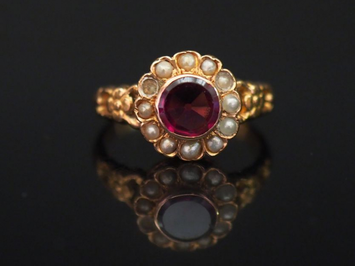 Bague Napoléon III de forme marguerite en or jaune, sertie en son cent