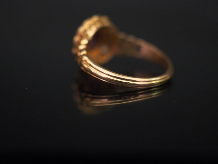 Bague Napoléon III de forme marguerite en or jaune, sertie en son cent