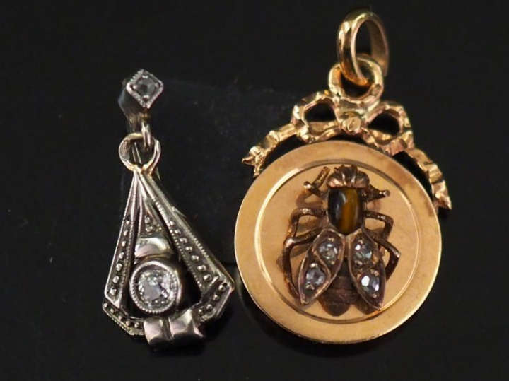 Pendentif Napoléon III de style Louis XVI en or jaune, à décor d’un no