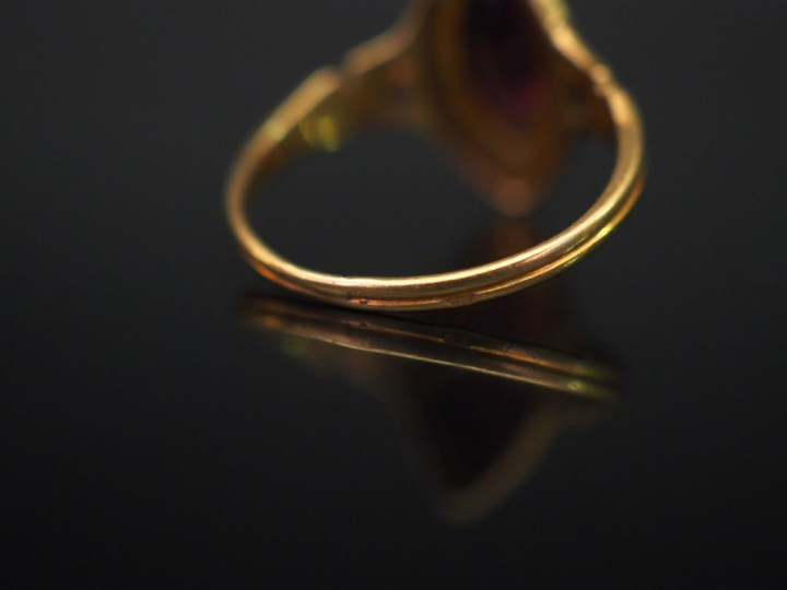 Bague Napoléon III en or jaune, sertie en son centre d'un grenat entou