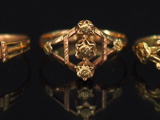 Ensemble comprenant :  - 	une bague Napoléon III en or jaune, à décor 