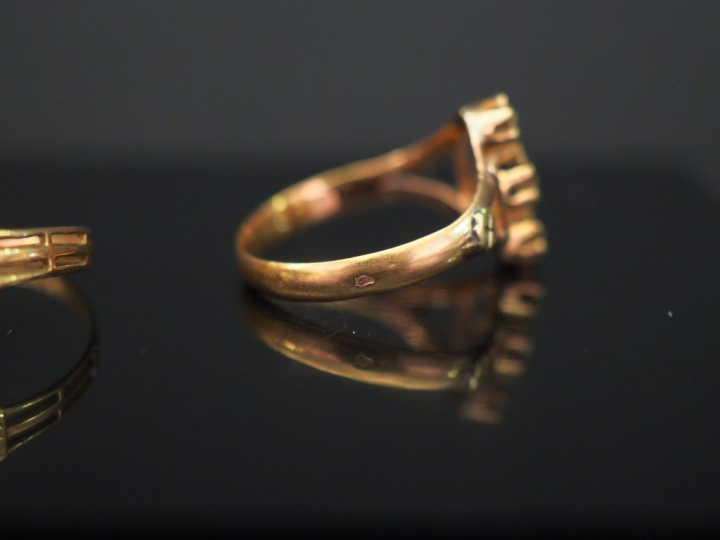 Ensemble comprenant :  - 	une bague Napoléon III en or jaune, à décor 