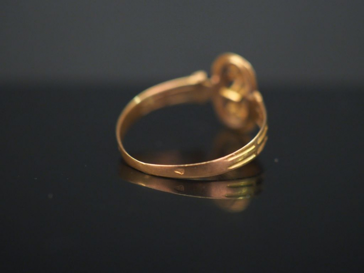 Ensemble comprenant :  - 	une bague Napoléon III en or jaune, à décor 