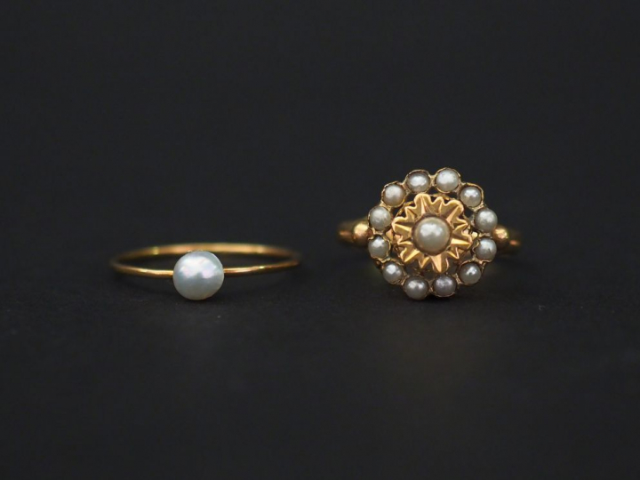 Ensemble comprenant :  - 	une bague  marguerite Napoléon III en or jau
