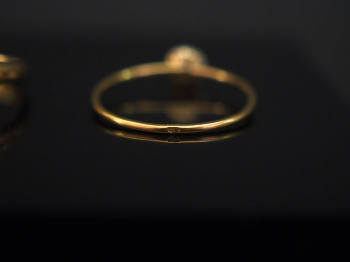 Ensemble comprenant :  - 	une bague  marguerite Napoléon III en or jau