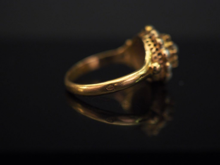 Ensemble comprenant :  - 	une bague  marguerite Napoléon III en or jau