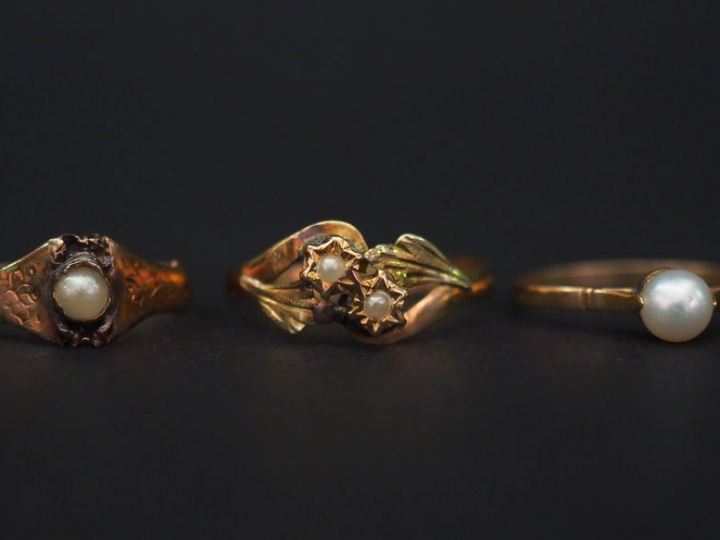 Ensemble comprenant :  -	 une bague Napoléon III en or jaune, à décor 
