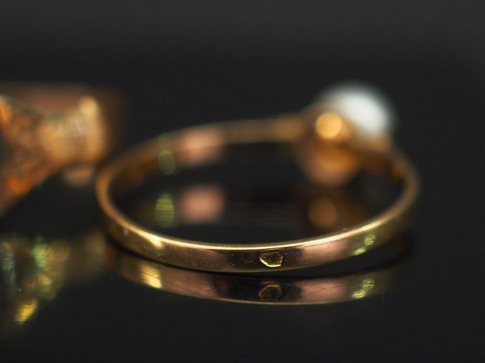 Ensemble comprenant :  -	 une bague Napoléon III en or jaune, à décor 