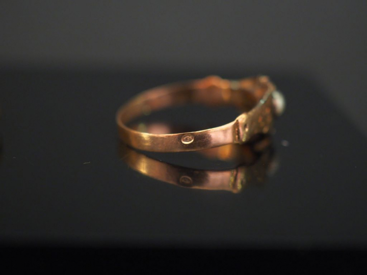Ensemble comprenant :  -	 une bague Napoléon III en or jaune, à décor 