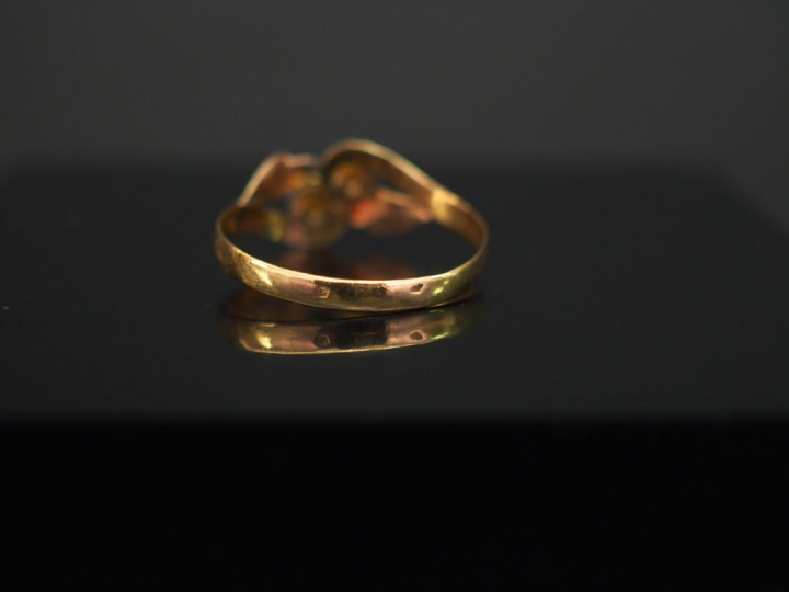 Ensemble comprenant :  -	 une bague Napoléon III en or jaune, à décor 