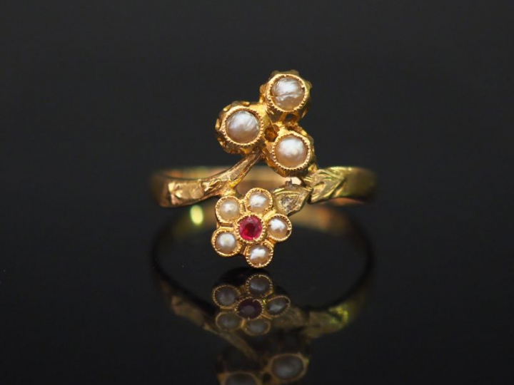 Bague Napoléon III dite "Toi   Moi" en or jaune sertie de perles et d'
