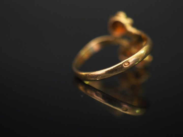 Bague Napoléon III dite "Toi   Moi" en or jaune sertie de perles et d'