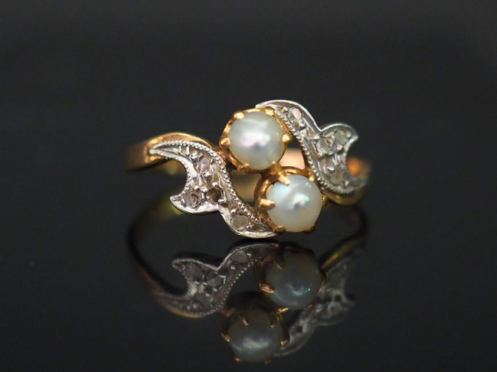 Bague Napoléon III de forme stylisée en or jaune, sertie de deux perle