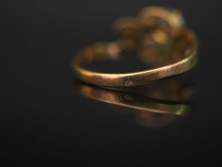 Bague Napoléon III de forme stylisée en or jaune, sertie de deux perle