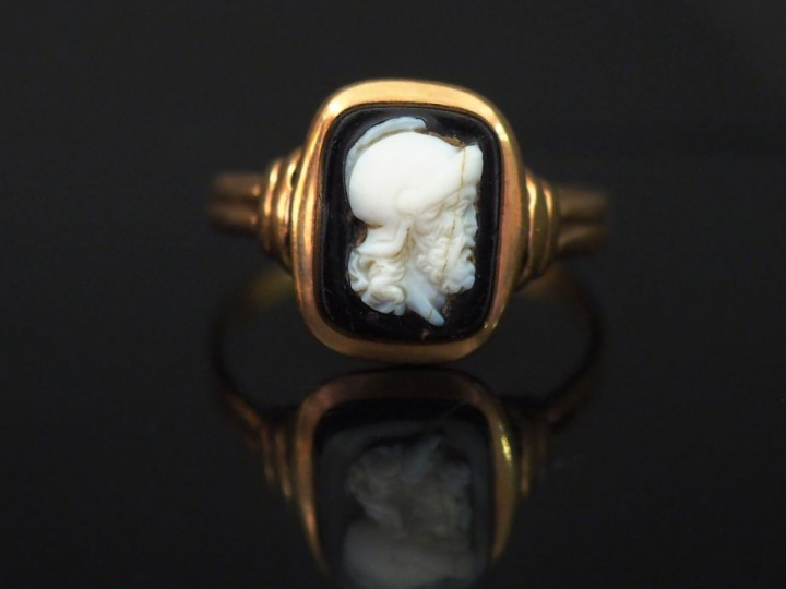 Bague Napoléon III en or jaune, sertie en son centre d'un camée figura