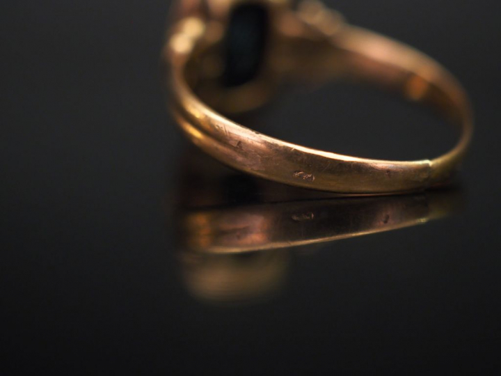 Bague Napoléon III en or jaune, sertie en son centre d'un camée figura