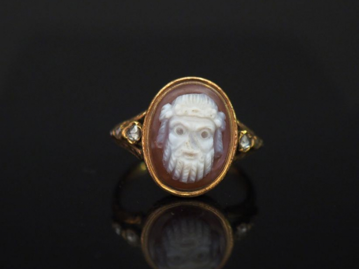 Bague XIXème en or jaune, sertie en son centre d'un camée à décor de m