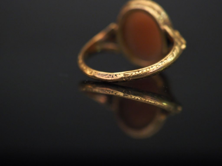 Bague XIXème en or jaune, sertie en son centre d'un camée à décor de m