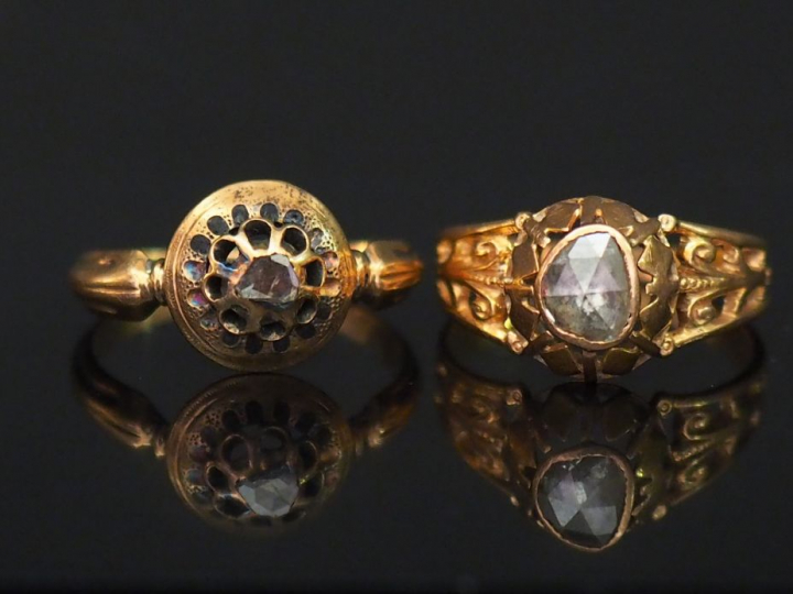 Ensemble comprenant :  - une bague XIXème en or jaune, sertie en son c