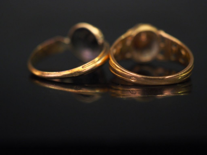 Ensemble comprenant :  - une bague XIXème en or jaune, sertie en son c