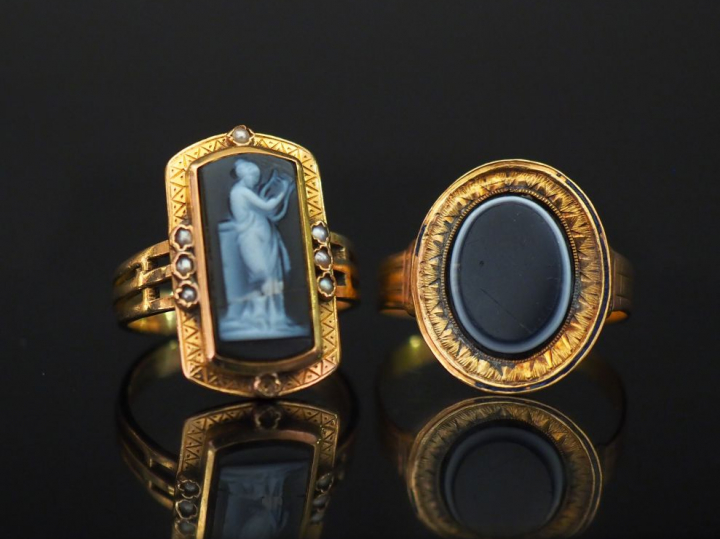 Bague XIXème en or jaune et émail noir, sertie en son centre d'une pie