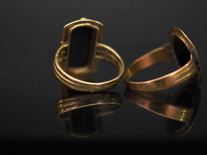 Bague XIXème en or jaune et émail noir, sertie en son centre d'une pie