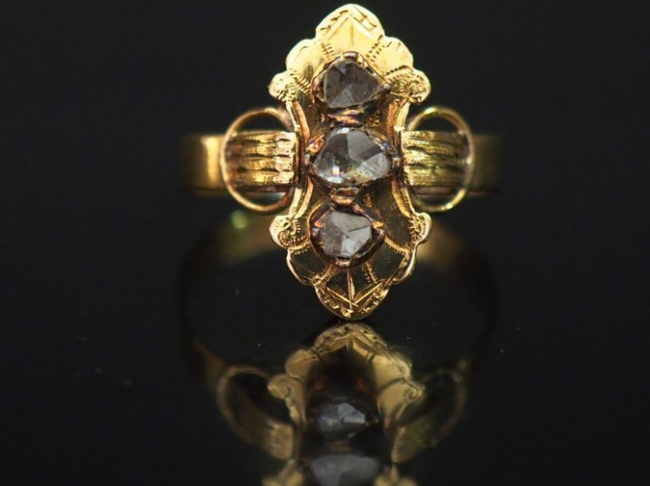 Bague XIXème de forme marquise, sertie en son centre d'une ligne de tr