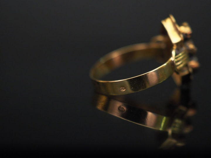 Bague XIXème de forme marquise, sertie en son centre d'une ligne de tr