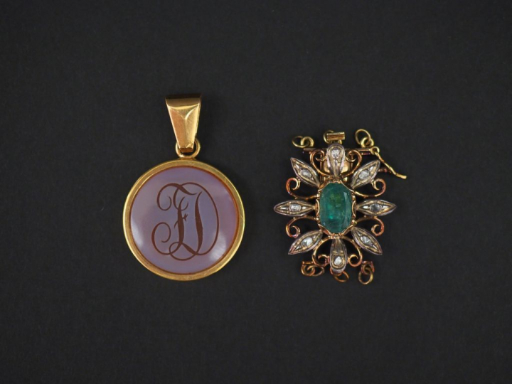 Pendentif circulaire en or jaune, serti en son centre d'une intaille à