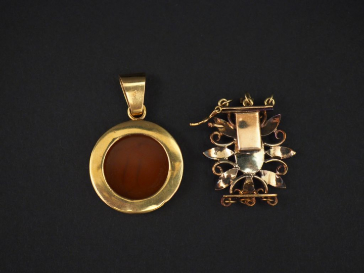 Pendentif circulaire en or jaune, serti en son centre d'une intaille à