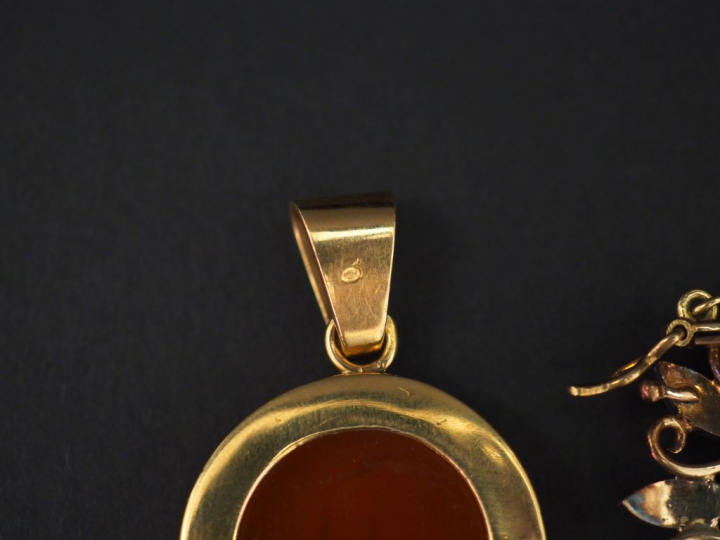 Pendentif circulaire en or jaune, serti en son centre d'une intaille à