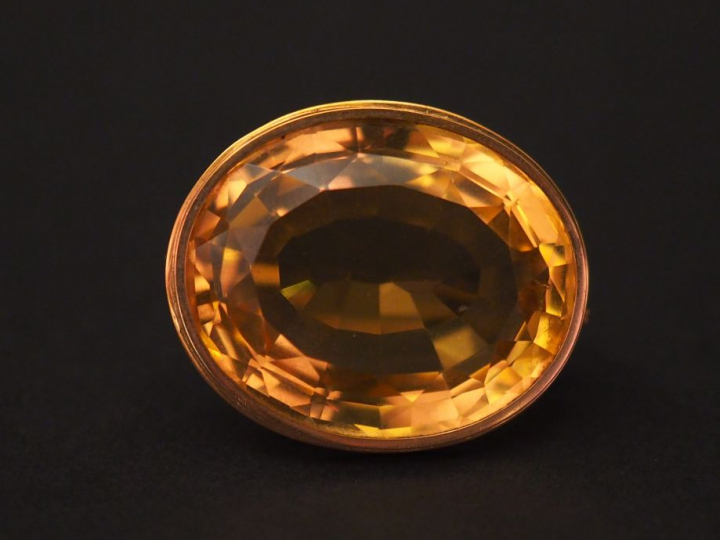 Broche en or jaune, sertie en son centre d'un quartz.  Long. 3,2 cm  P