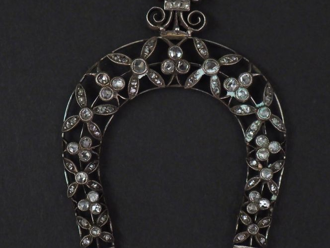 Pendentif en forme de fer à cheval en or blanc et petits diamants tail