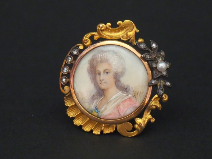 Broche de style Louis XV en or jaune, sertie en son centre d'une minia