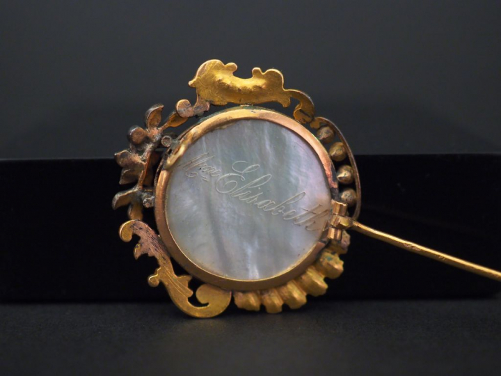 Broche de style Louis XV en or jaune, sertie en son centre d'une minia