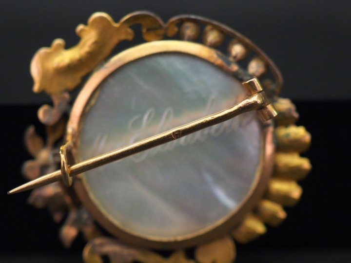 Broche de style Louis XV en or jaune, sertie en son centre d'une minia