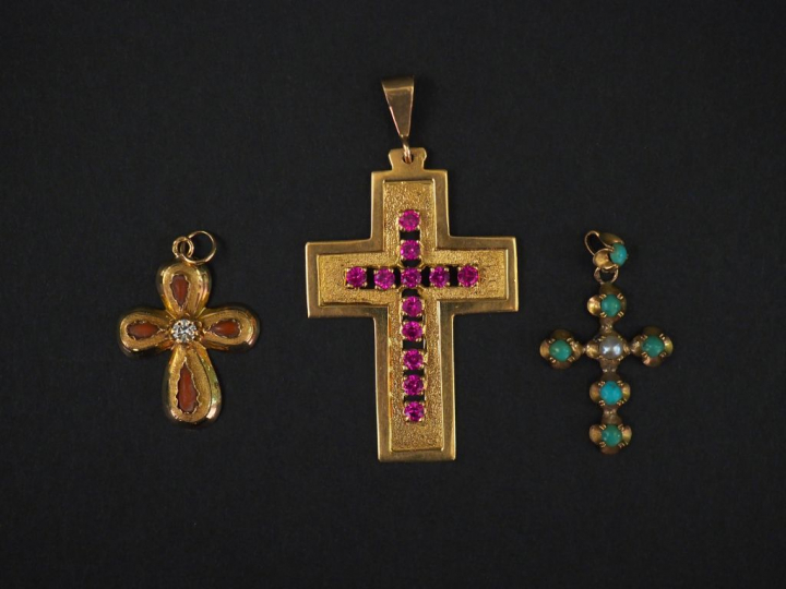 Ensemble comprenant :  - un pendentif en forme de croix en or jaune, s